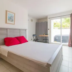 Appartement Superbe Studio Avec Jacuzzi Privé, Sainte-Anne